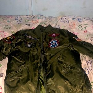 Sellin a jacket,color green,size medium